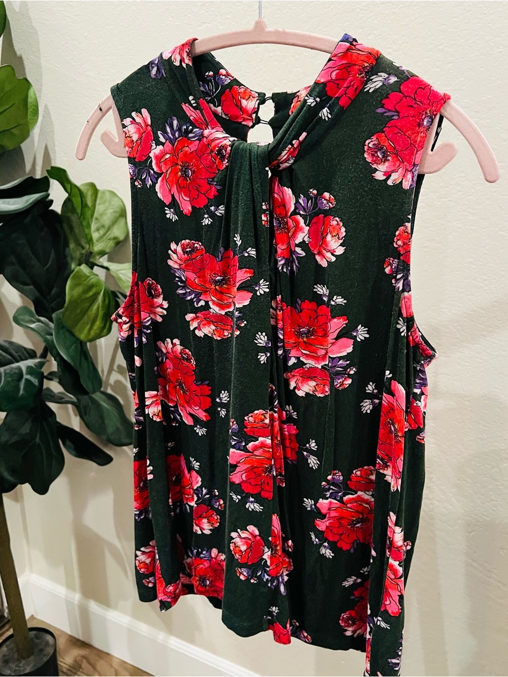 Sleeveless Floral Tie-Neck Top in Dark Green and Red